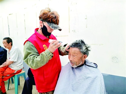 在仲宫大集爱心义剪